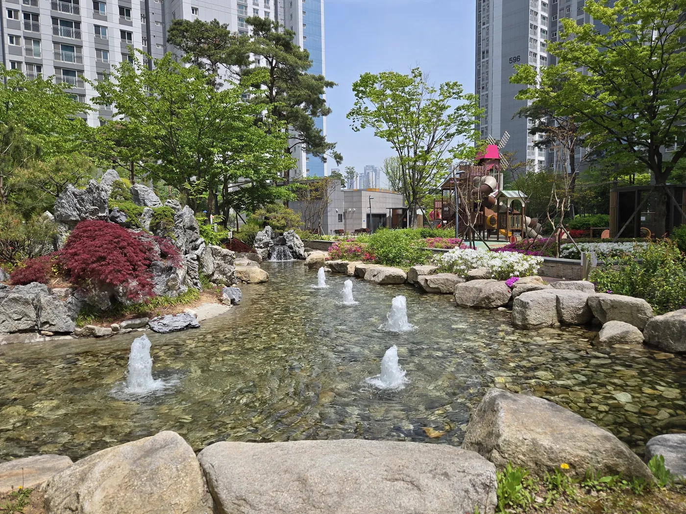 한신더휴 단지 연못 조경